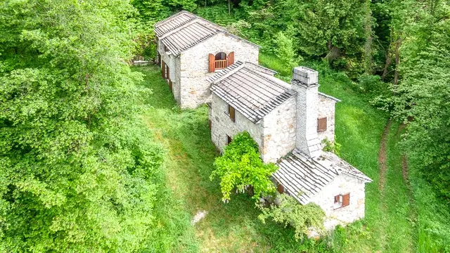 Casa in pietra vista dall’alto