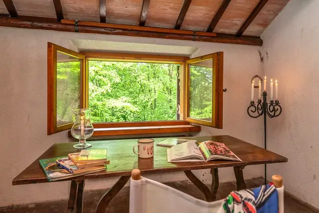 Tavolo vicino a grande finestra sul verde