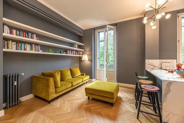 Living contemporaneo con divano verde
