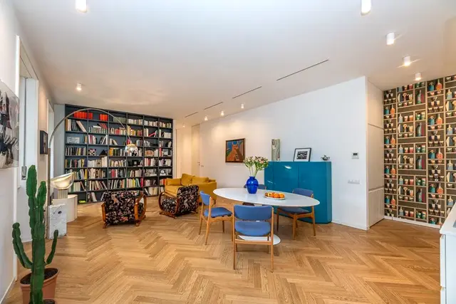Living con libreria e zona pranzo