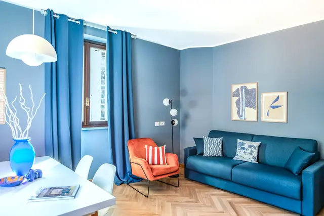 Living blu con poltrona arancione