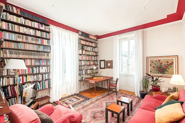 Salotto con libreria e luce naturale
