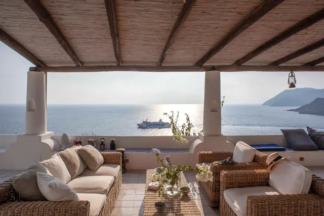 Terrazza panoramica con salotti esterni