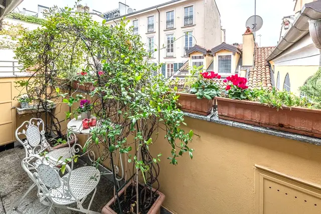 Balcone con piante in contesto urbano