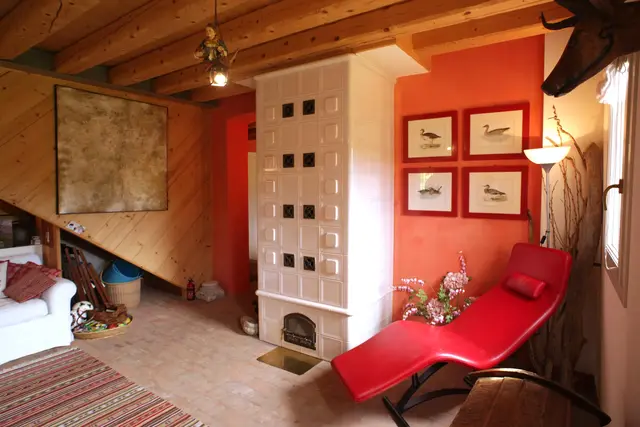 Salotto caldo con chaise longue rossa
